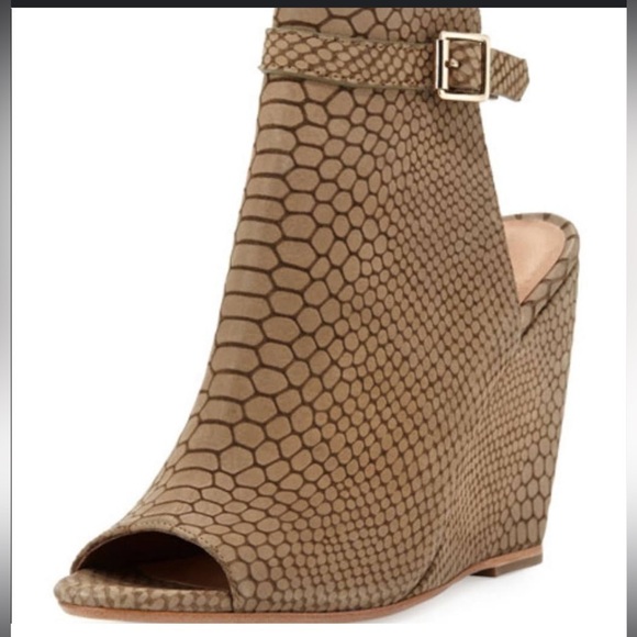 Joie Shoes - Joie Windsor Wedge Sandal
Snake-embossed leather textures Size 8.5